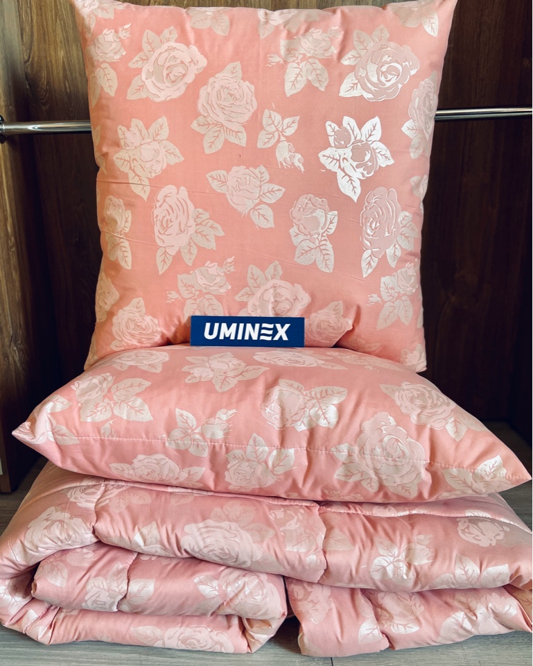 розовое одеяло и подушка из холлофайбера с розочками